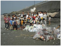 海岸の清掃活動の画像