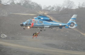 孤立地域に取り残されていた要救助者を、航空隊がホイスト吊り上げ救助しました写真