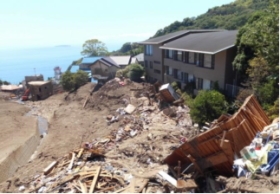 土砂崩れの被害を受けた伊豆山地区の写真