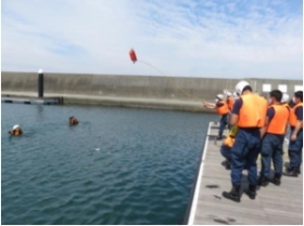 漁港での水難事故対策訓練の写真