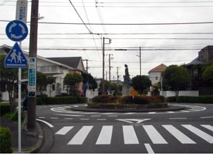 写真:金沢警察署管内環状交差点（ラウンドアバウト）