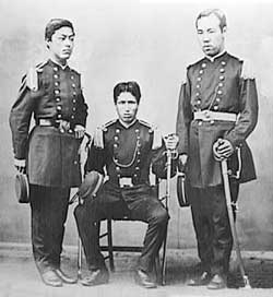 三人のら卒課の警察官の写真(明治5年)