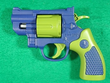 新たに把握した玩具と称した真正拳銃（パッケージから出した状態：表）