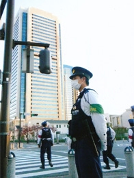 街頭での警戒警備の写真