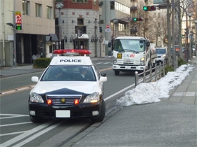 タンクローリー車を警察本部まで誘導した状況の写真