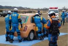 車両からの救出救助の写真