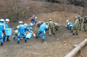 土砂崩れに巻き込まれた家屋内に取り残された要救助者を、警察と自衛隊が土砂を取り除き、救助しました写真