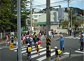 写真　子どもの見守り活動２