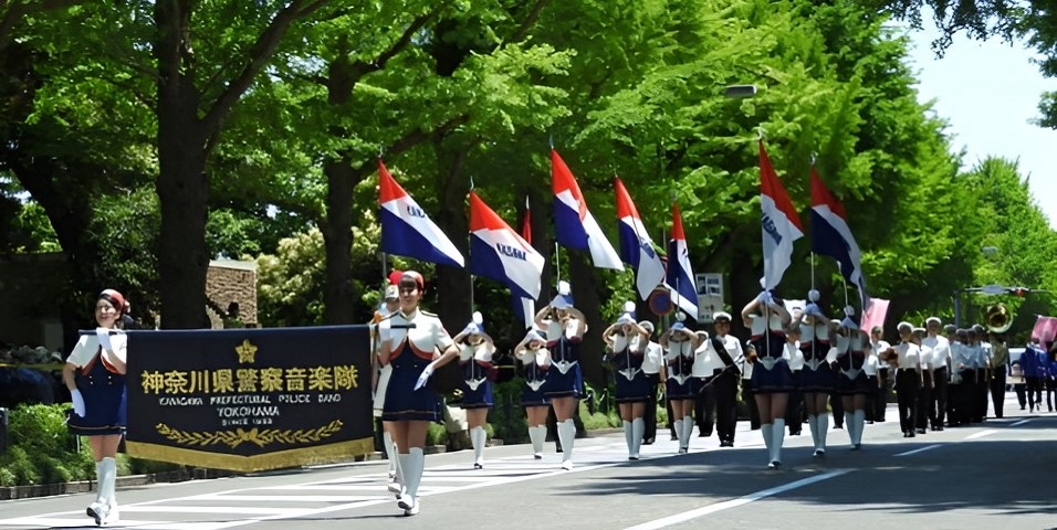 行進する神奈川警察音楽隊の写真