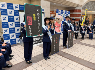 アプリ「かながわポリス」の痴漢撃退機能の説明の様子