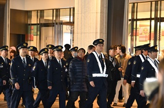 本部長・副知事等の横浜駅周辺地区の視察の様子2