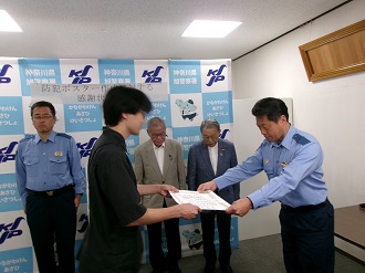 感謝状を贈呈している写真1