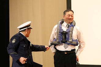 二輪車用エアジャケットを体験する一日警察署長