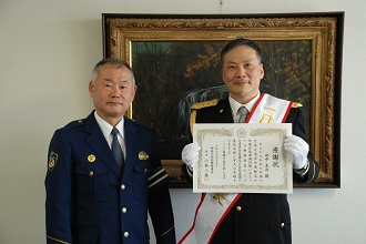小林署長から一日警察署長に感謝状を贈呈