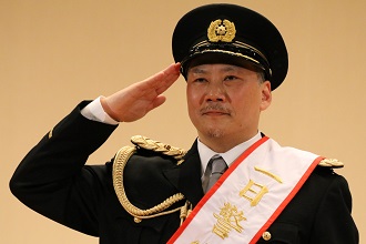 感動の涙を流す一日警察署長