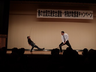 闇バイトに関する演技で殺陣を披露2