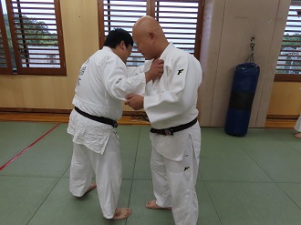 柔道をしている署員の写真