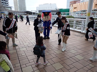 防犯・交通安全キャンペーンチラシ配布の写真