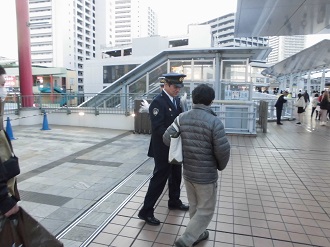 年末交通事故防止キャンペーンでの配布物を渡す様子