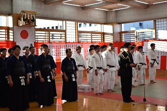 署長からご来賓の皆様へ謝辞を述べる写真