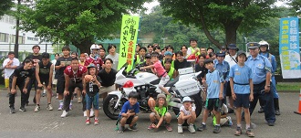 防災体験フェスに参加した小学生とアメリカフットボール部員