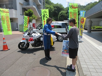 アメフト部員が啓発物品を配布している状況