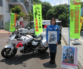 萩原千速警部補に扮したアメフト部マネージャー