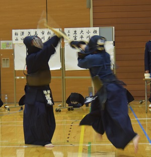 剣道高点試合優勝者と署長による特別試合
