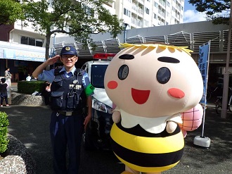 敬礼する警察官と83太郎