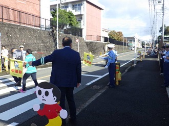 秋の交通安全運動（横断歩道）の写真