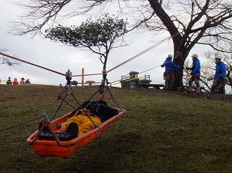 チロリアンブリッジによる搬送訓練の状況