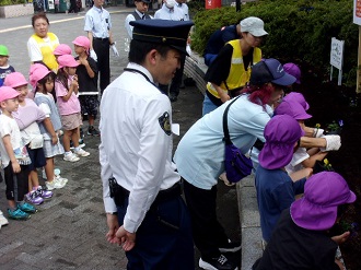 少年補導員、幼稚園児との花植えの様子
