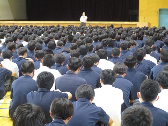 講話を聴いている生徒皆さんの様子