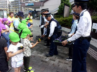 幼稚園児に花を渡してる様子