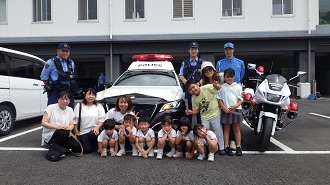 華陵学園とパトカーの写真