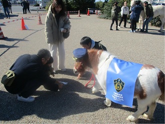 1日警察署長「なぎさ」ちゃんのふれあい活動の状況写真