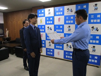 高木大氏への贈呈の様子