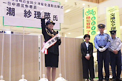 一日警察署長の潮 紗理菜さん