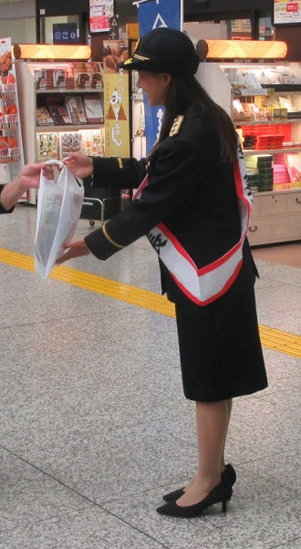 庄司一日警察署長配布写真