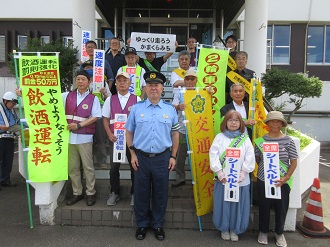 警察署正面での参加者集合状況