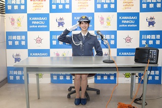 小清水亜美さんが制服姿で敬礼をしている様子