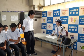 小清水亜美さんが大師高等学校の生徒と会話している様子