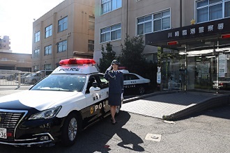 小清水亜美さんが警察署のパトカー前で写真撮影をしている様子