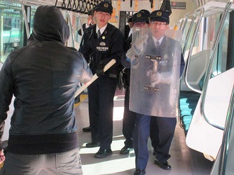 殺傷事案対処訓練で犯人役と対峙している状況