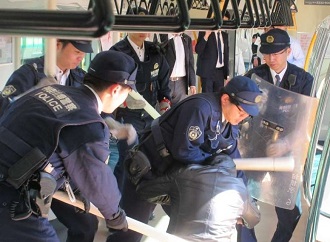 殺傷事案対処訓練で犯人役を取り押さえている様子