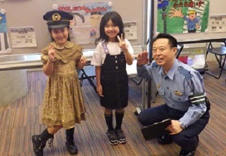 受賞者と瀬谷警察署長