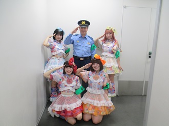 瀬谷警察署長とメノニューイヤーの皆様