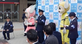 手話で挨拶を行う田川警部補