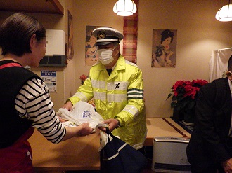 飲食店へ呼びかけを行う署員