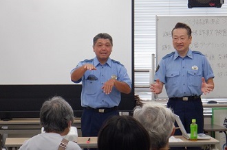 手話を行う瀬谷署員